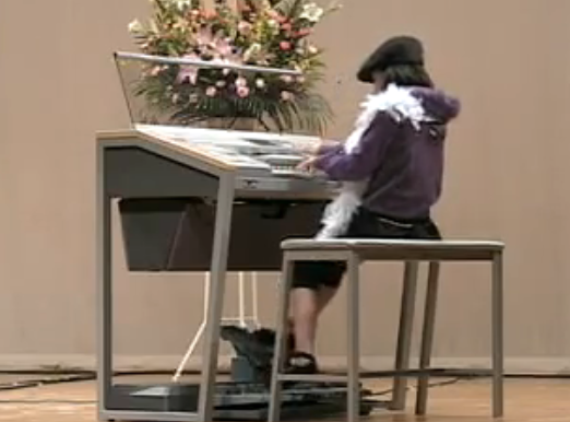 Niña japonesa tocando el sintetizador