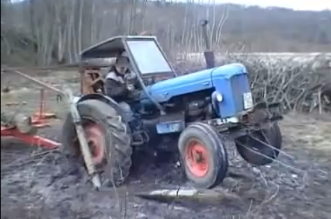 Tractor ruso atascado en el barro