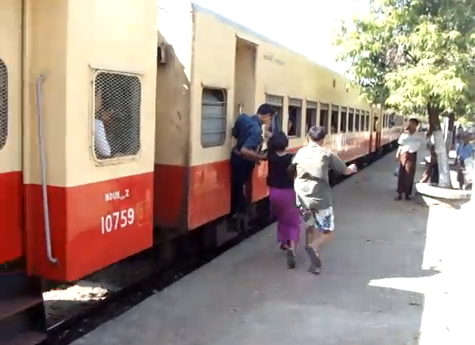 Coger un tren en marcha en Myanmar