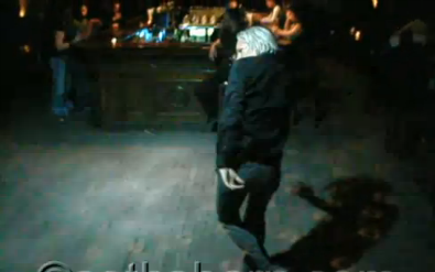 Julian Assange bailando en la discoteca