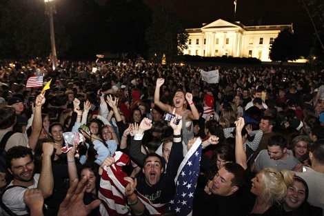 Norteamericanos salen a la calle a celebrar el asesinato de Osama bin Lade. Foto: AP