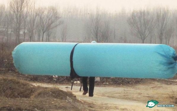 chino robando gas natural con una bolsa