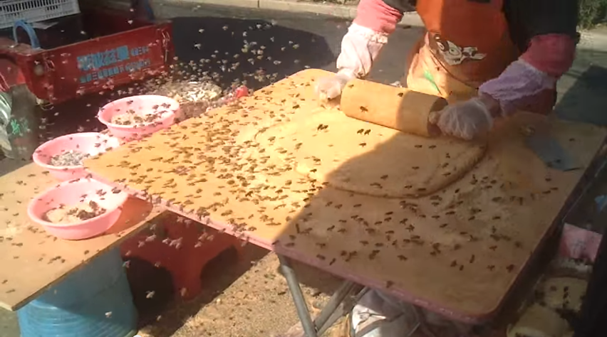abejas invaden un puesto de pastelillos moji