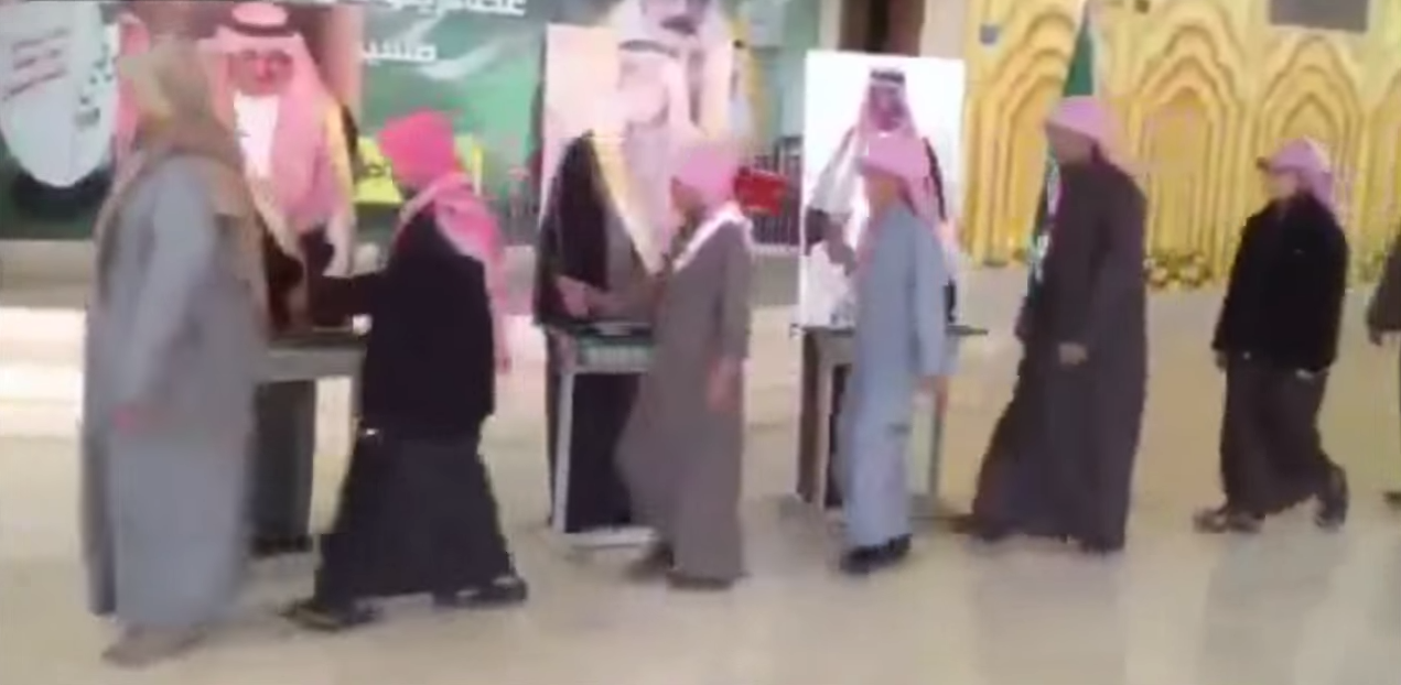 WTF del año: Así dan la mano a la familia real Saudí